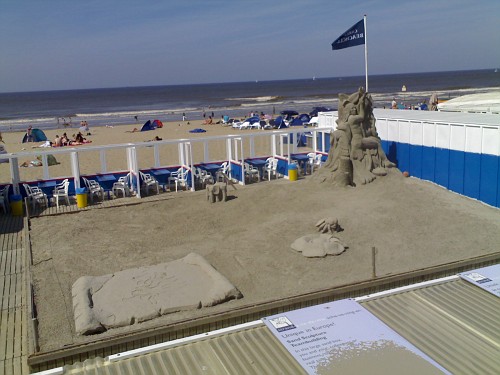 Den Haag, il Festival delle Sculture di Sabbia, capo da lavoro da lontano